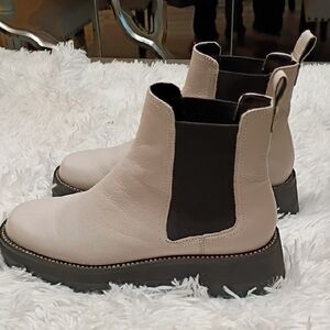 Karl Lagerfeld Mayde Cream Leather Lug Sole Chelsea Ankle Booties SZ 8.5